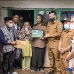 Pemkab Pesawaran Dan Baznas Menyerahkan Berkat Kepada Warga Way Lima