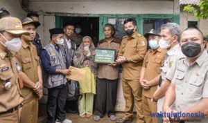 Pemkab Pesawaran Dan Baznas Menyerahkan Berkat Kepada Warga Way Lima
