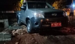 Mobil Plat Merah Milik Pemda Lampura, Dipakai Untuk Ngangkut Batu dan Tanah