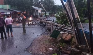 Angin Puting Beliung Puluhan Rumah’ Rusak dan Satu Tiang Listrik Roboh