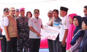 Gubernur Samsudin Serahkan BantuanPj TJSL dari PT. PLN Lampung berupa Fasilitas Pilar Pendidikan kepada Masyarakat Pulau Legundi, Kabupaten Pesawaran