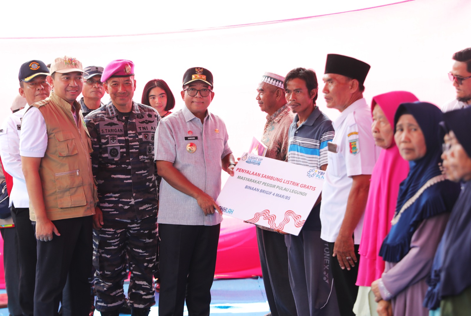 Gubernur Samsudin Serahkan BantuanPj TJSL dari PT. PLN Lampung berupa Fasilitas Pilar Pendidikan kepada Masyarakat Pulau Legundi, Kabupaten Pesawaran